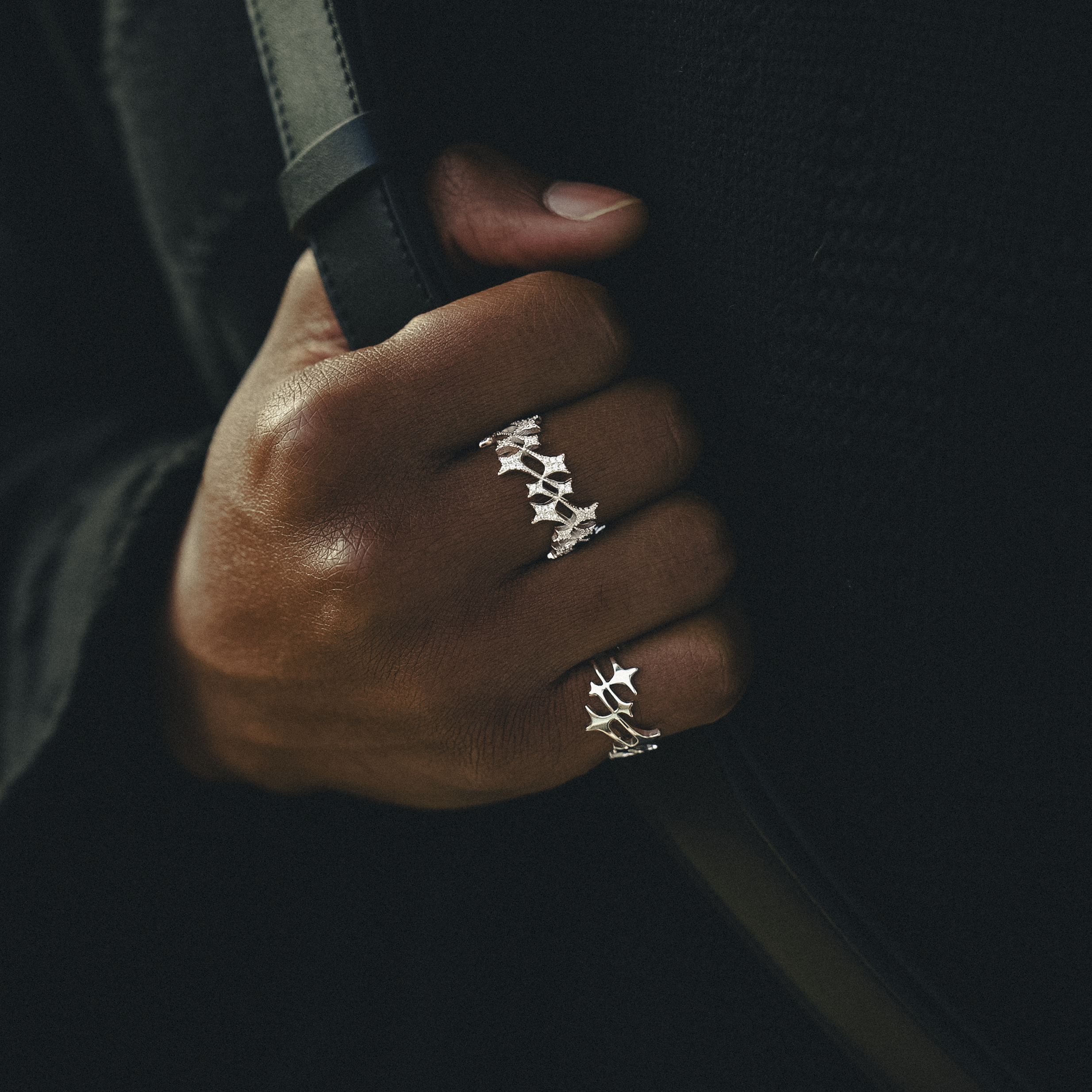 Iced Monogram Ring Argenté