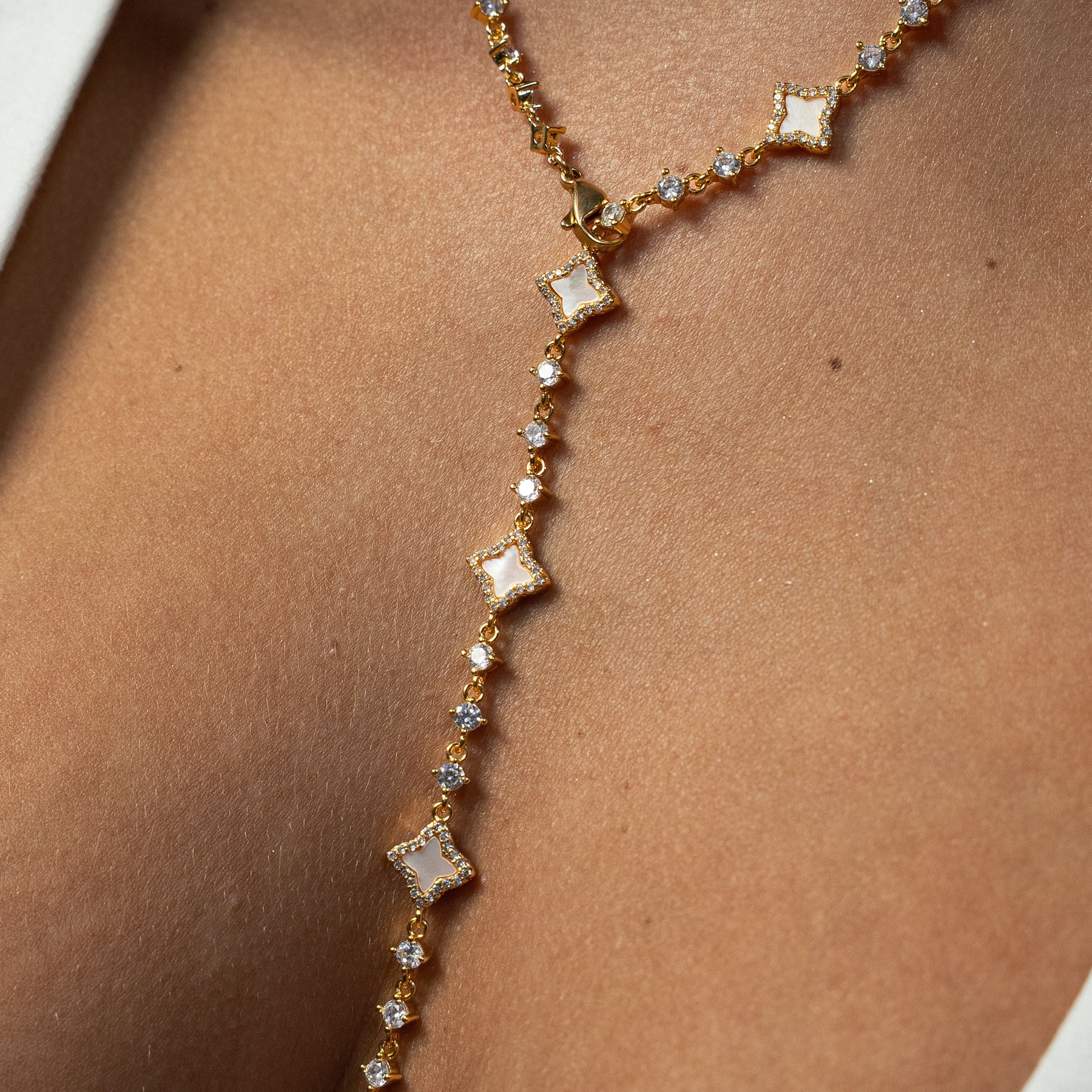 Lariat Flower Tennis Doré - Motif Blanc